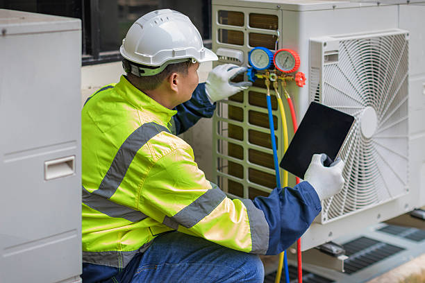 Professional Hvac technician working in Paeonian Springs, VA
